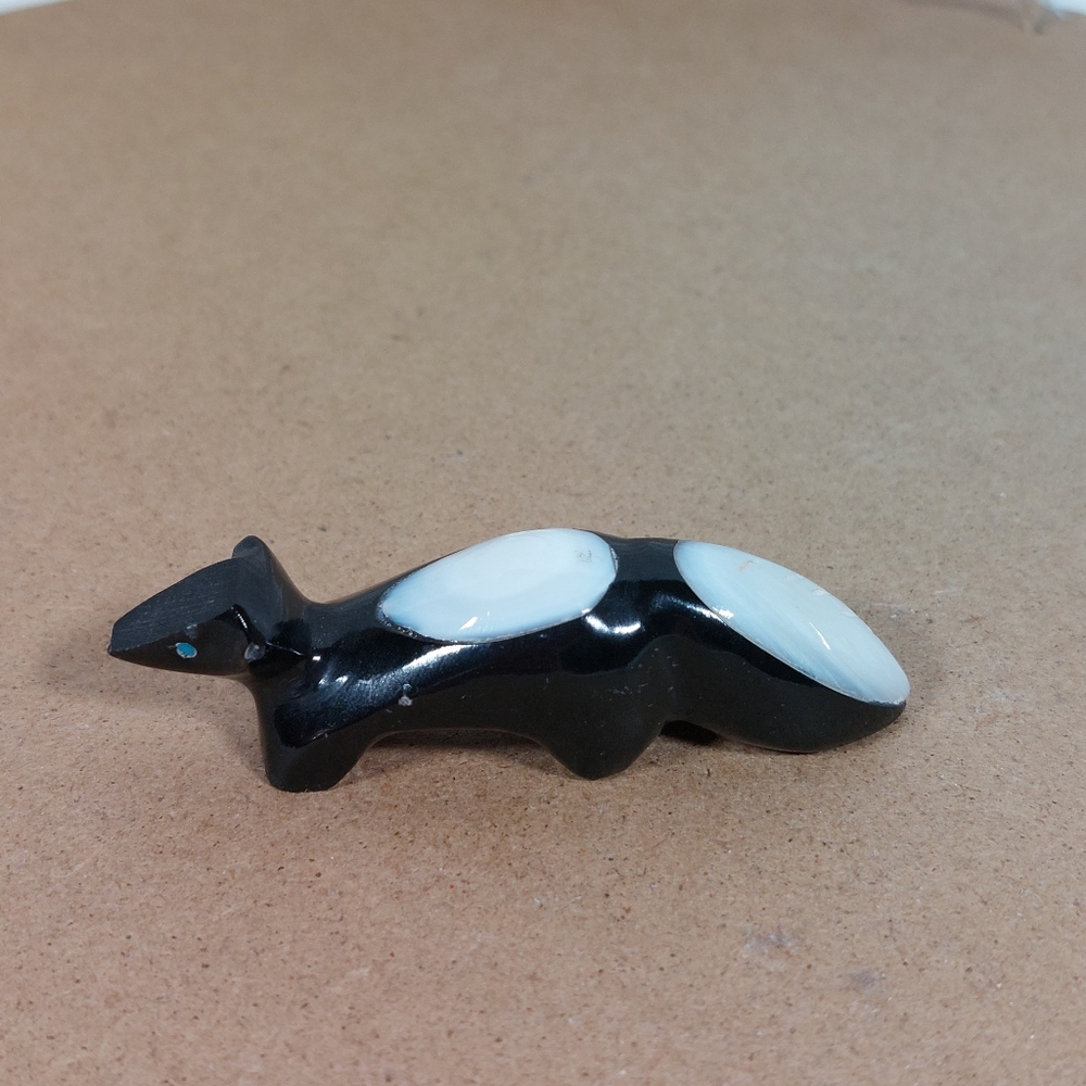 ZUNI FETISH Skunk Calvert Bowannie Black Mother of Pearl Figurine Signed - Picture 2 of 8